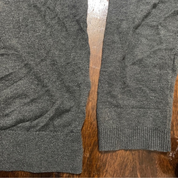 Tommy Hilfiger Sz L Mens Knit Sweater Grey Logo V-Neck Pullover Jumper - Picture 8 of 14